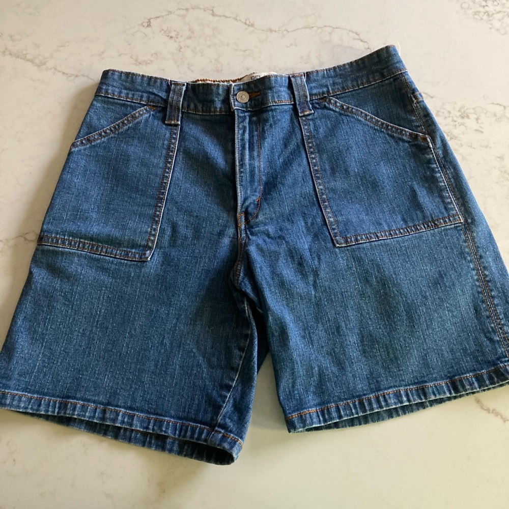Levi Relaxed Fit Denim Shorts. Sz12